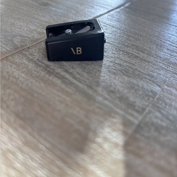 Victoria Beckham sharpener for eye & lip pencils - Picture 2 of 3